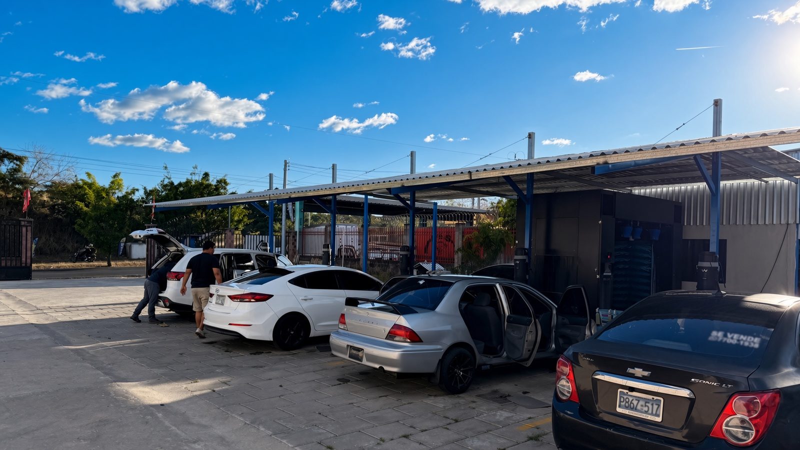 Autos en patio junto a un rollover instalado