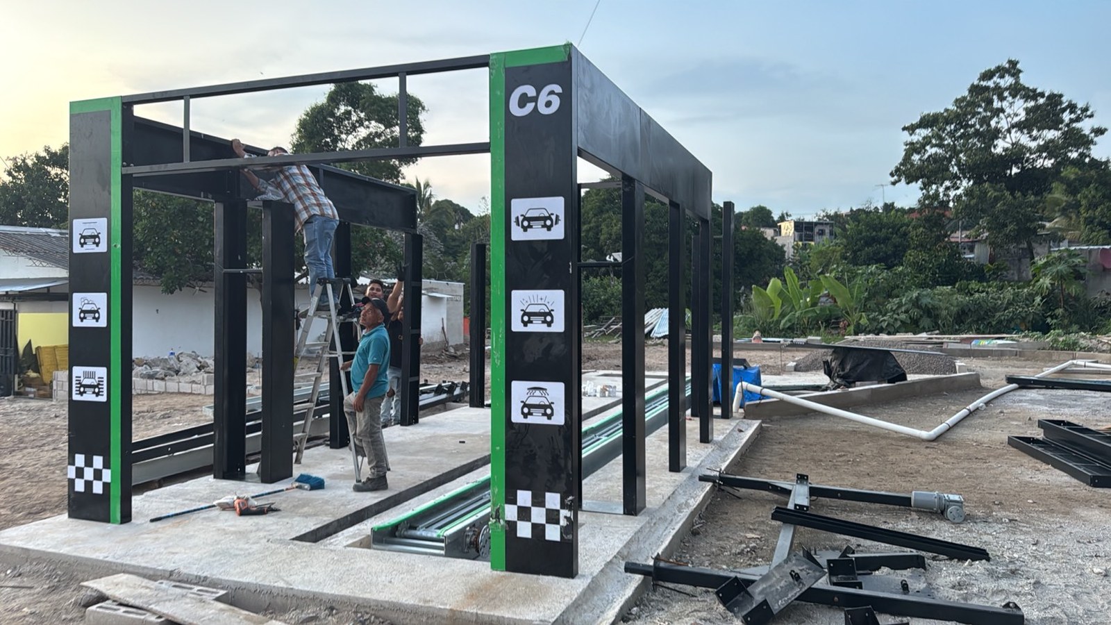 Estructura C6 en montaje, con equipo en la losa