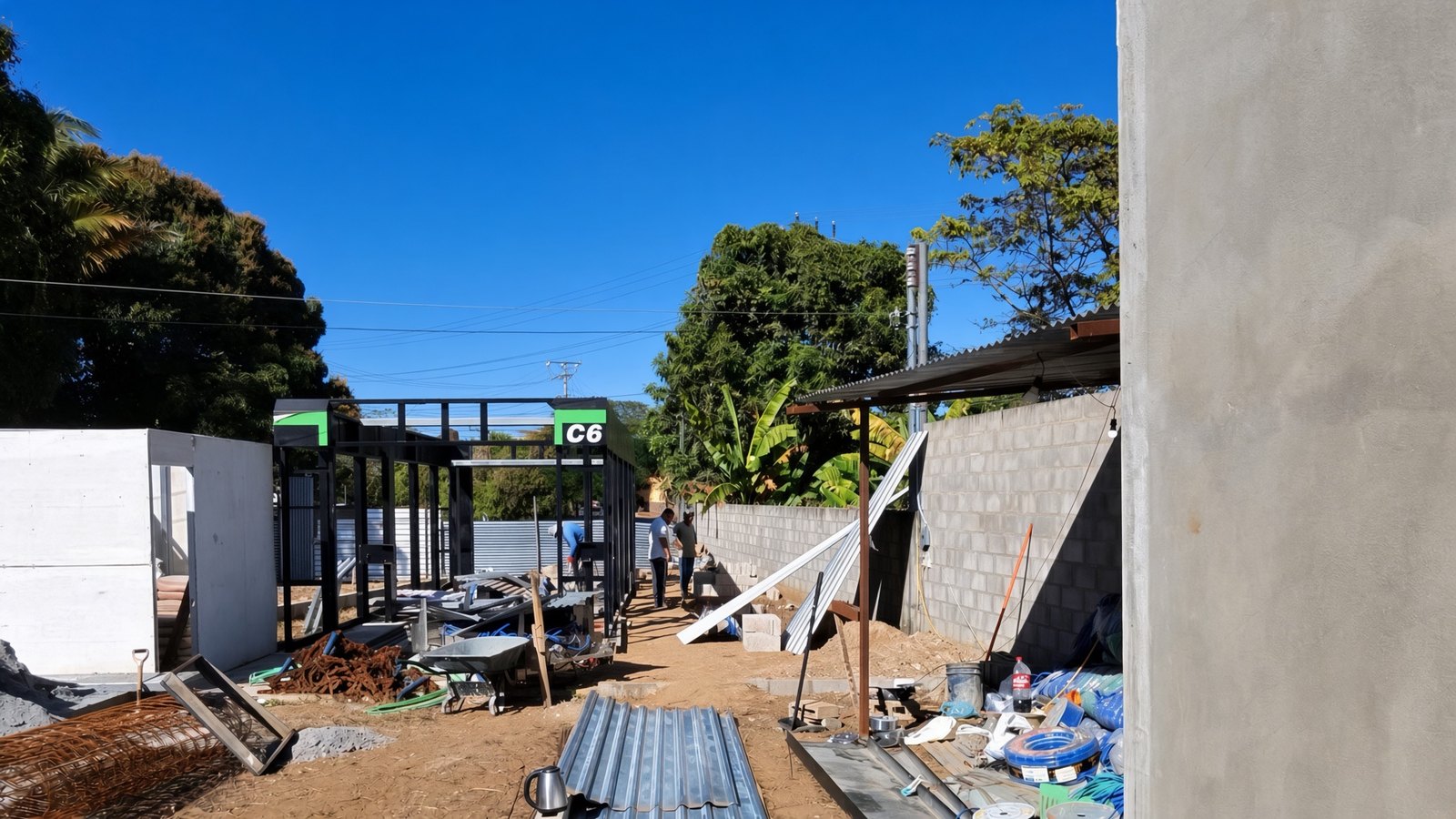 Patio en obra con drenaje y estructura C6 al fondo