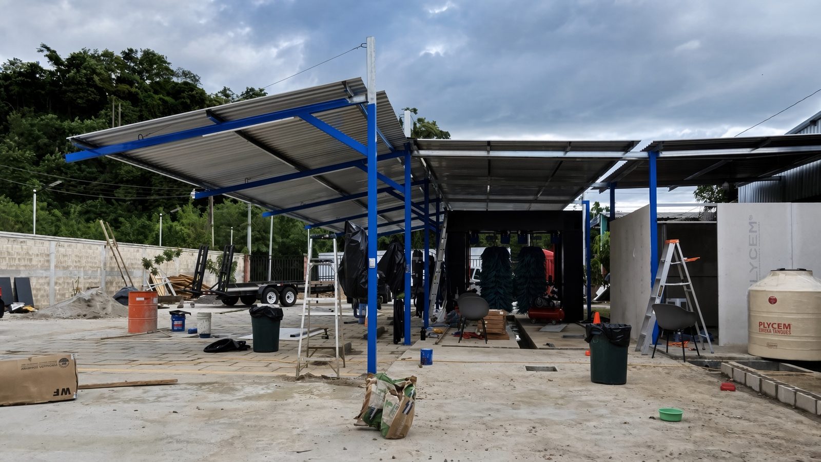 Techado de acero en construcción de autolavado
