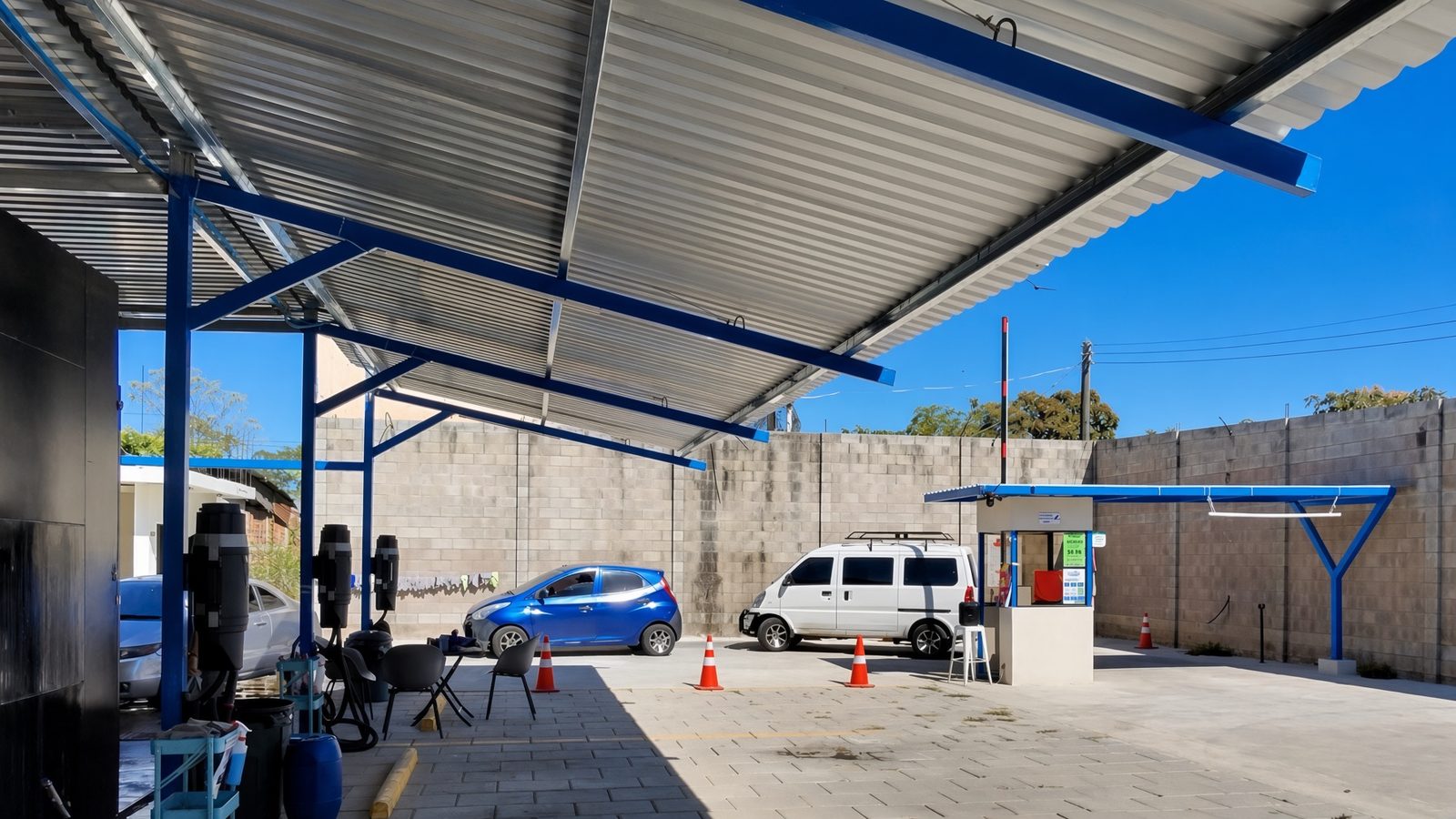 Patio techado, caseta de cobro y circulación
