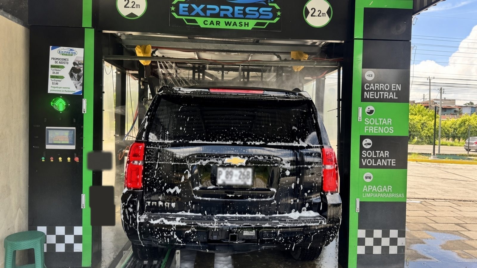 Túnel en operación: SUV negro con espuma a la entrada